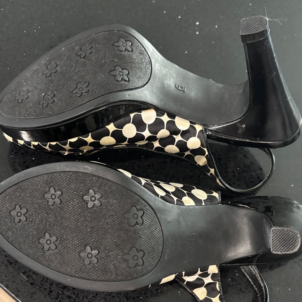 Vintage Hot Kiss Black and Cream Patterned Slingback Heels - Picture 4 of 5